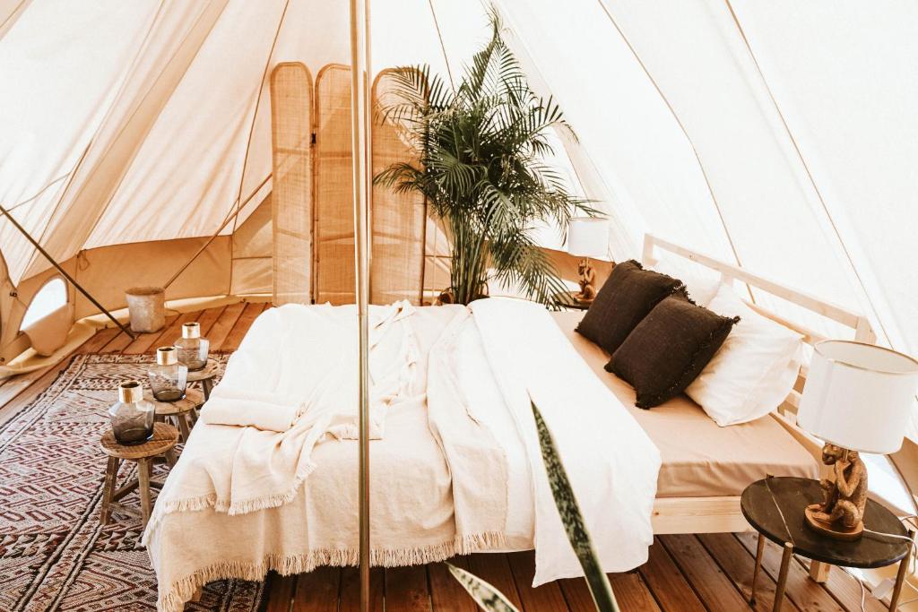 Un dormitorio en un yate con una cama. en Dreamsea Mediterranean Camp, en Benitachell