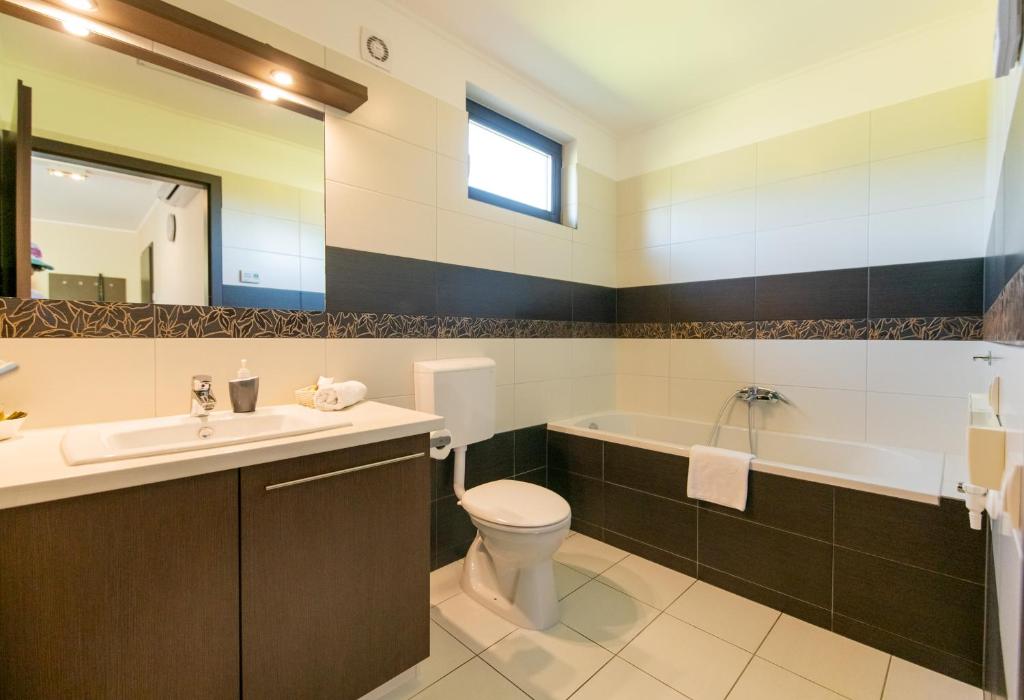Koupelna v ubytování Dunazug Apartmanház