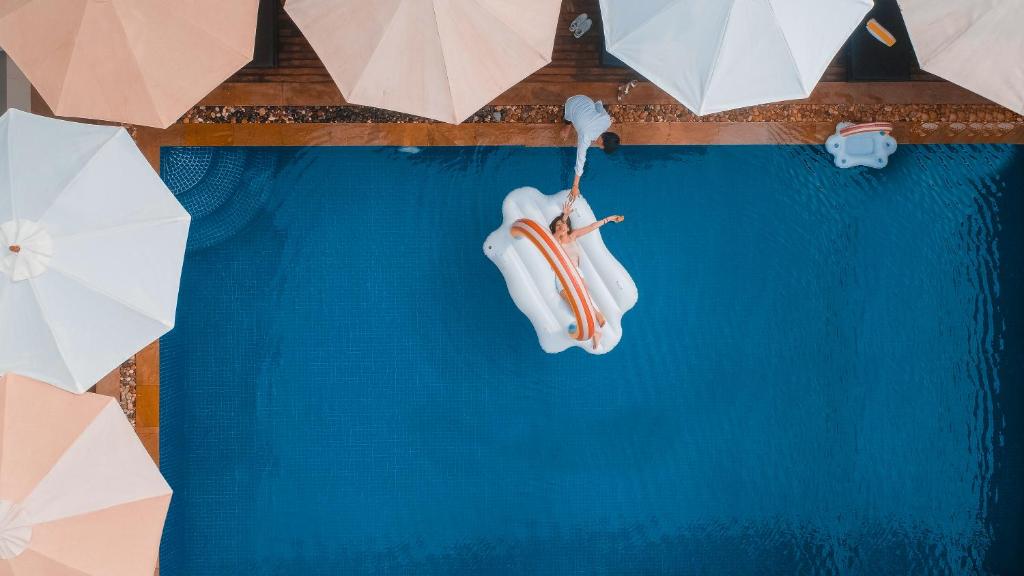 una mesa azul con sombrillas blancas. en Popular Hotel & Spa, en Siem Reap