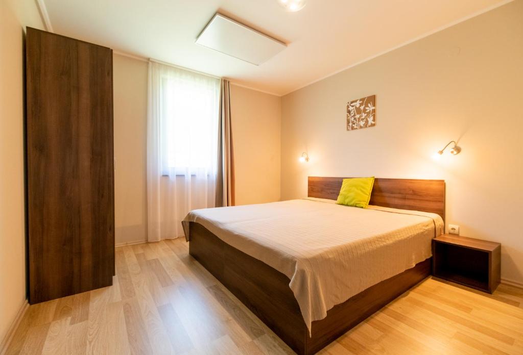 Postel nebo postele na pokoji v ubytování Dunazug Apartmanház