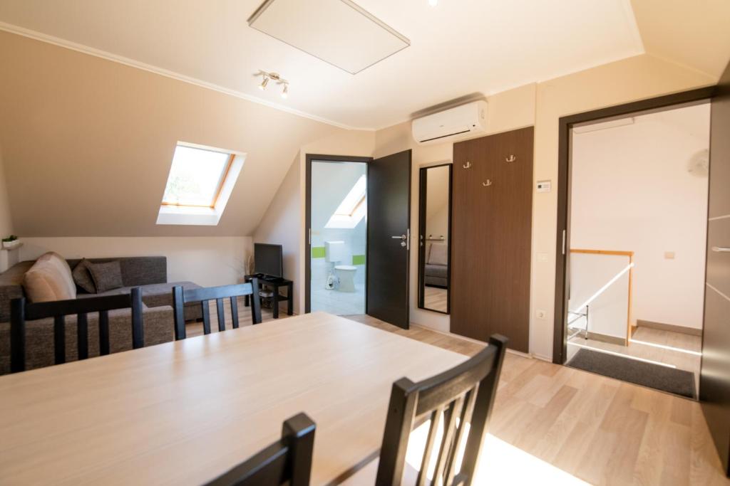 Kuchyň nebo kuchyňský kout v ubytování Dunazug Apartmanház