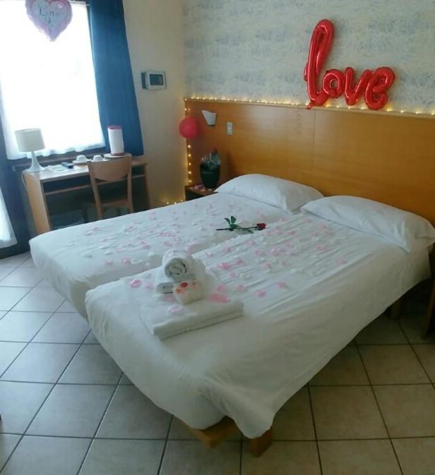 Postel nebo postele na pokoji v ubytování Hotel Alessandra