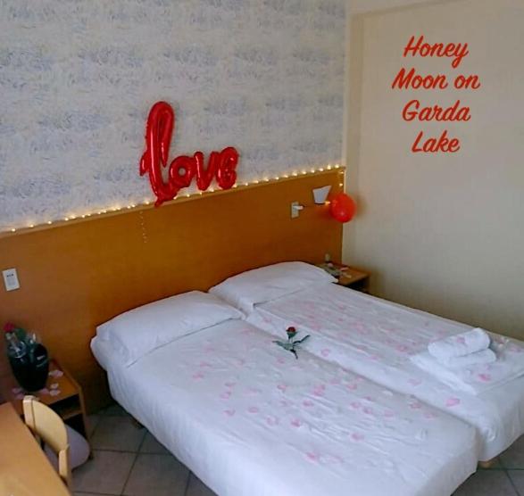 Postel nebo postele na pokoji v ubytování Hotel Alessandra
