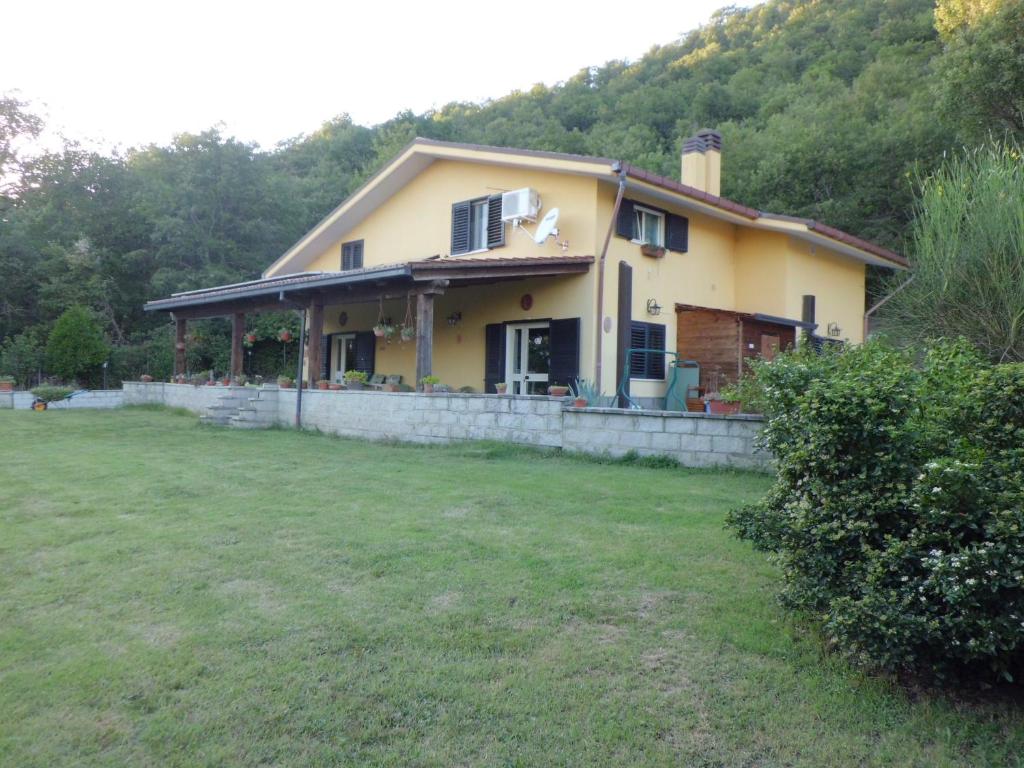 uma casa com um quintal em frente em Casetta dei "Prati" em Vaglio di Basilicata