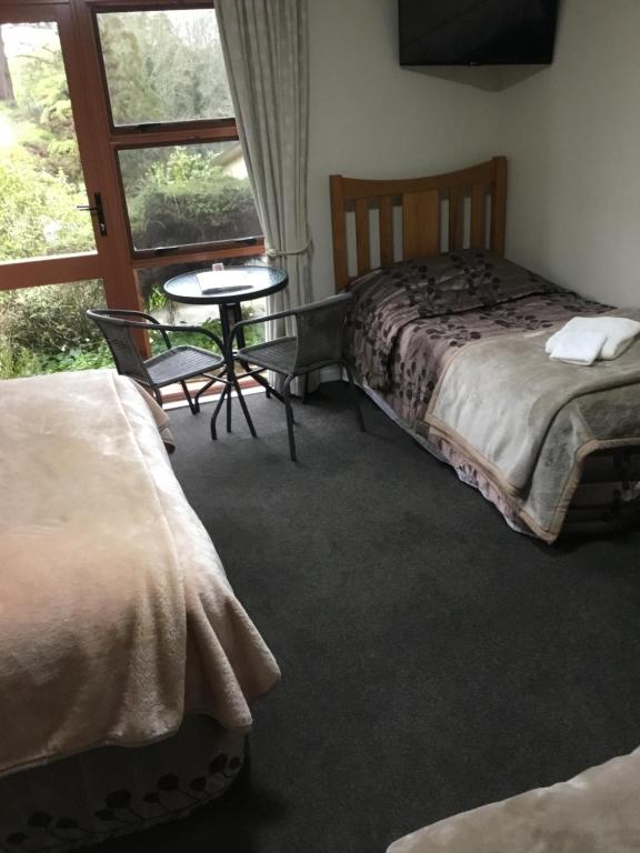 Postel nebo postele na pokoji v ubytování Waitomo Caves Guest Lodge