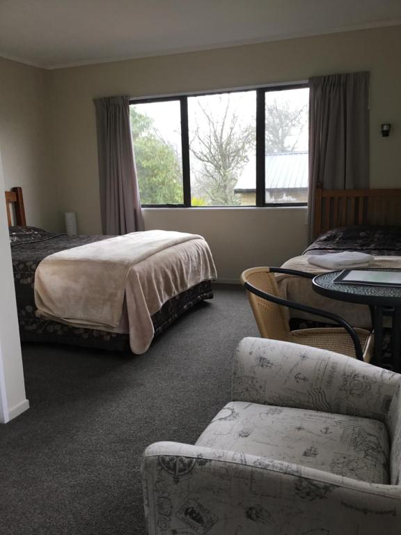 Postel nebo postele na pokoji v ubytování Waitomo Caves Guest Lodge