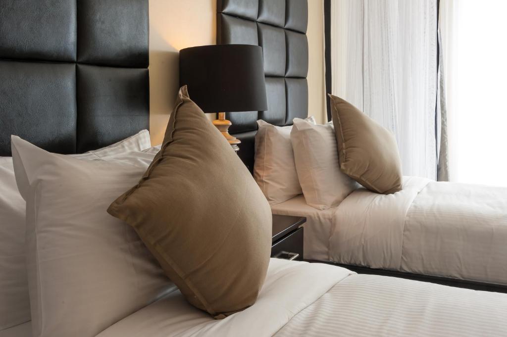 Postel nebo postele na pokoji v ubytování Acacia Premier Hotel
