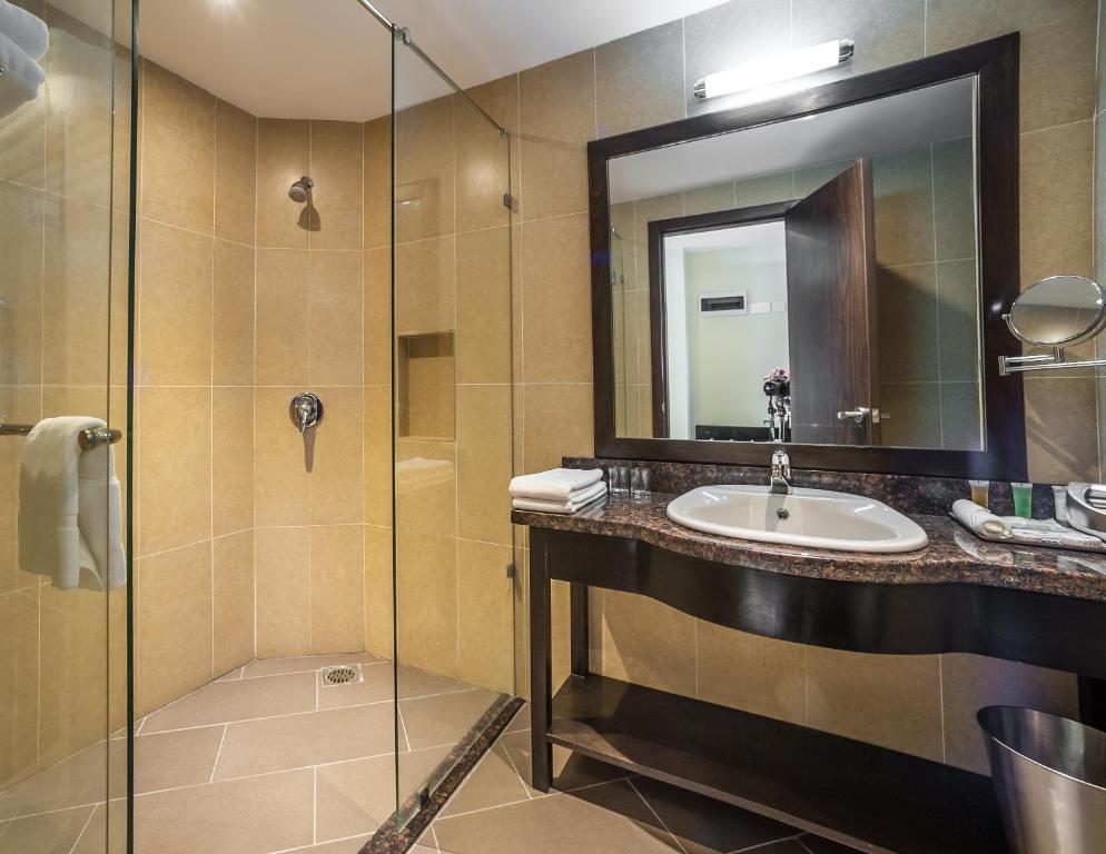 Koupelna v ubytování Acacia Premier Hotel