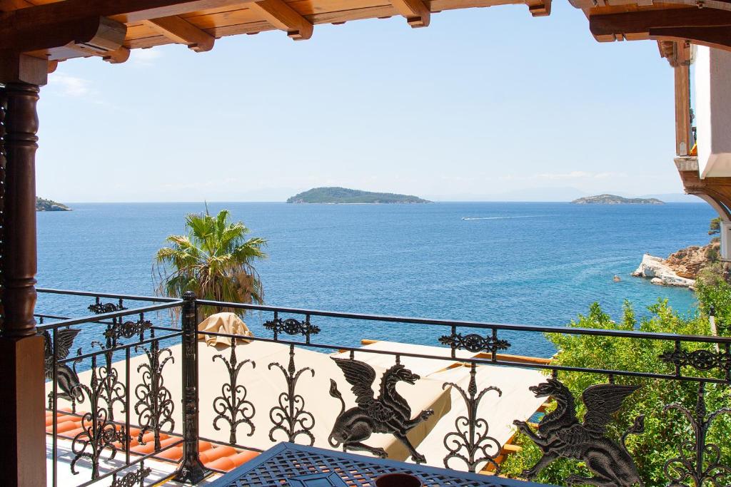 een balkon met uitzicht op de oceaan bij ClubOrsa Chrysoula's Guest House in Skiathos-stad
