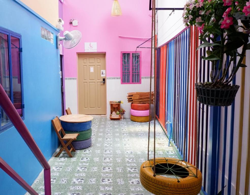 Winter Spring Colors House - Housity