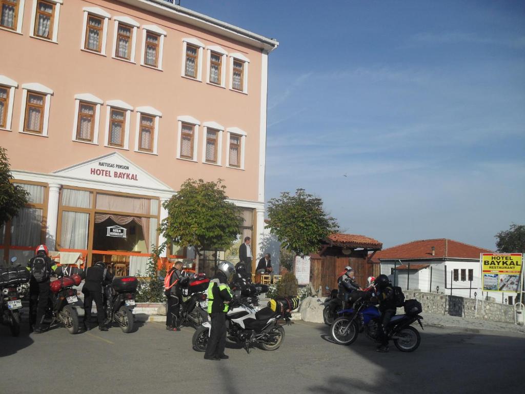 un grupo de motocicletas estacionadas frente a un edificio en Hotel Baykal en Bogazkale