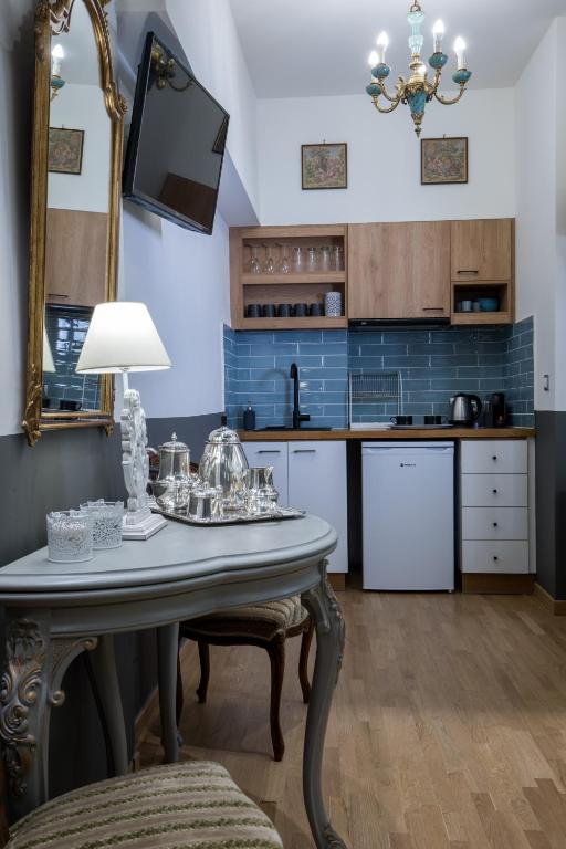 Rastoni Athens Suites near Acropolis at Tsatsou street - 8