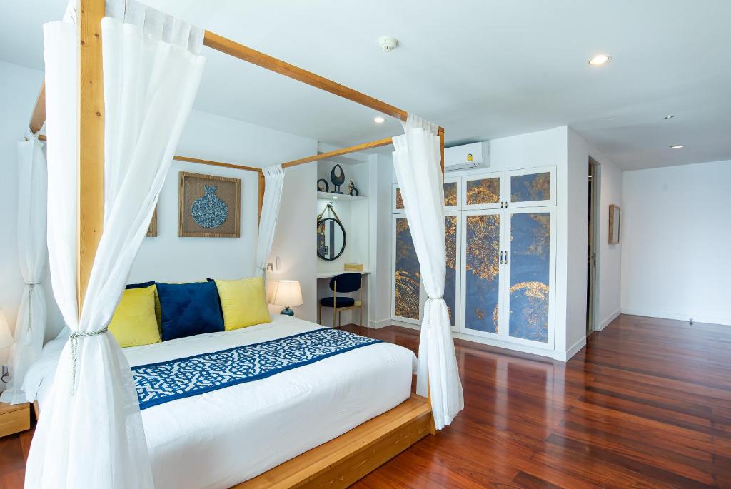Postel nebo postele na pokoji v ubytování Benviar Tonson Residence