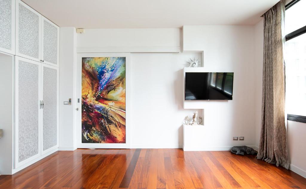 TV a/nebo společenská místnost v ubytování Benviar Tonson Residence