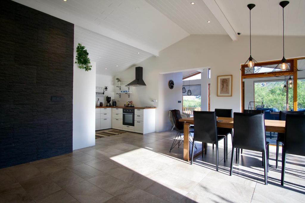 Dapur atau dapur kecil di Harpa Holiday Home - Birta Rentals