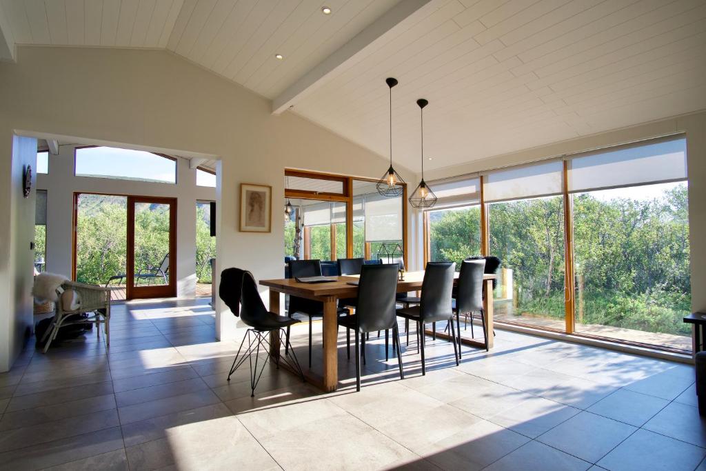 Ruang duduk di Harpa Holiday Home - Birta Rentals