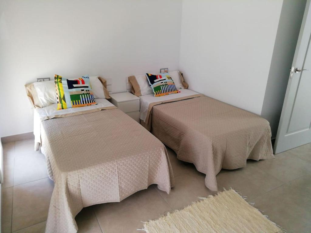 Habitación con 2 camas y sofá en SAMPEDRO, en Cartaya