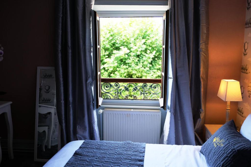 Postel nebo postele na pokoji v ubytování Hôtel Au Coq Dort Spa
