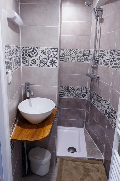 Koupelna v ubytování Hôtel Au Coq Dort Spa