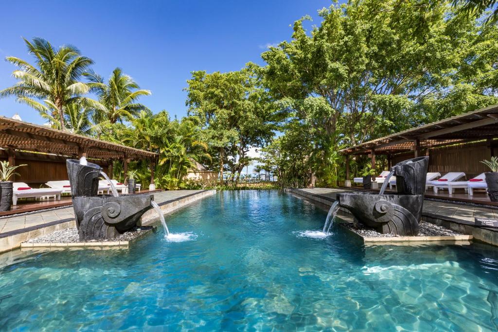 Bazén v ubytování Shanti Maurice Resort & Spa nebo v jeho okolí