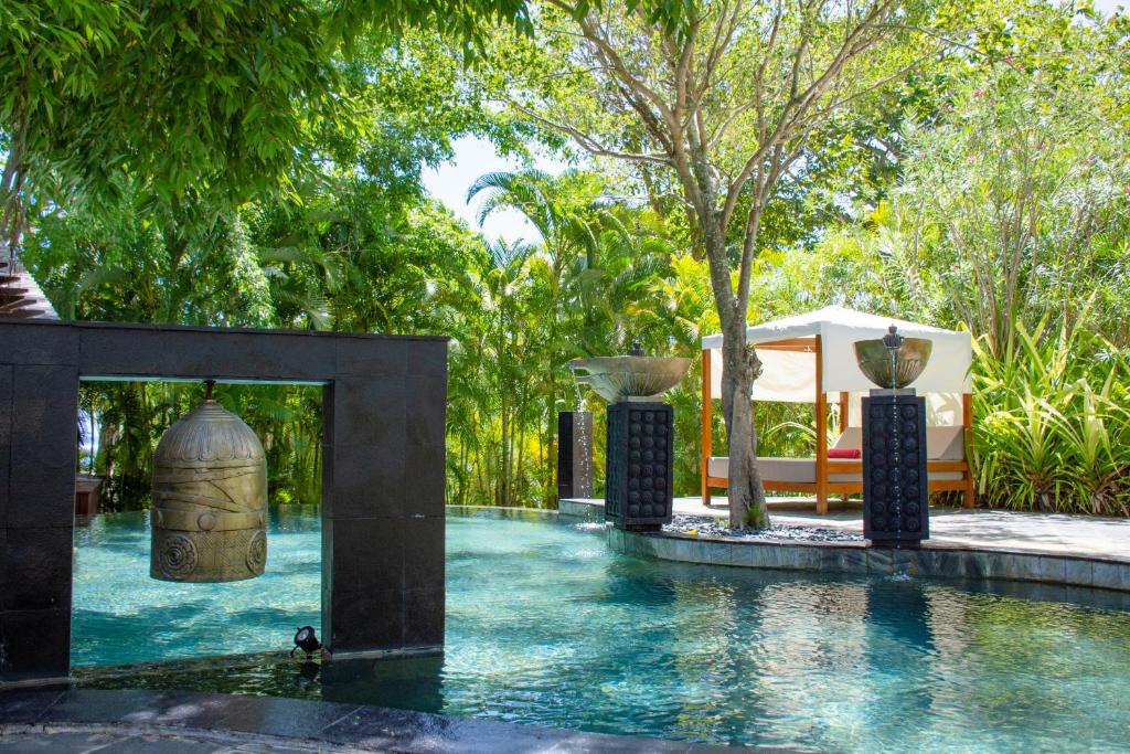 Bazén v ubytování Shanti Maurice Resort & Spa nebo v jeho okolí