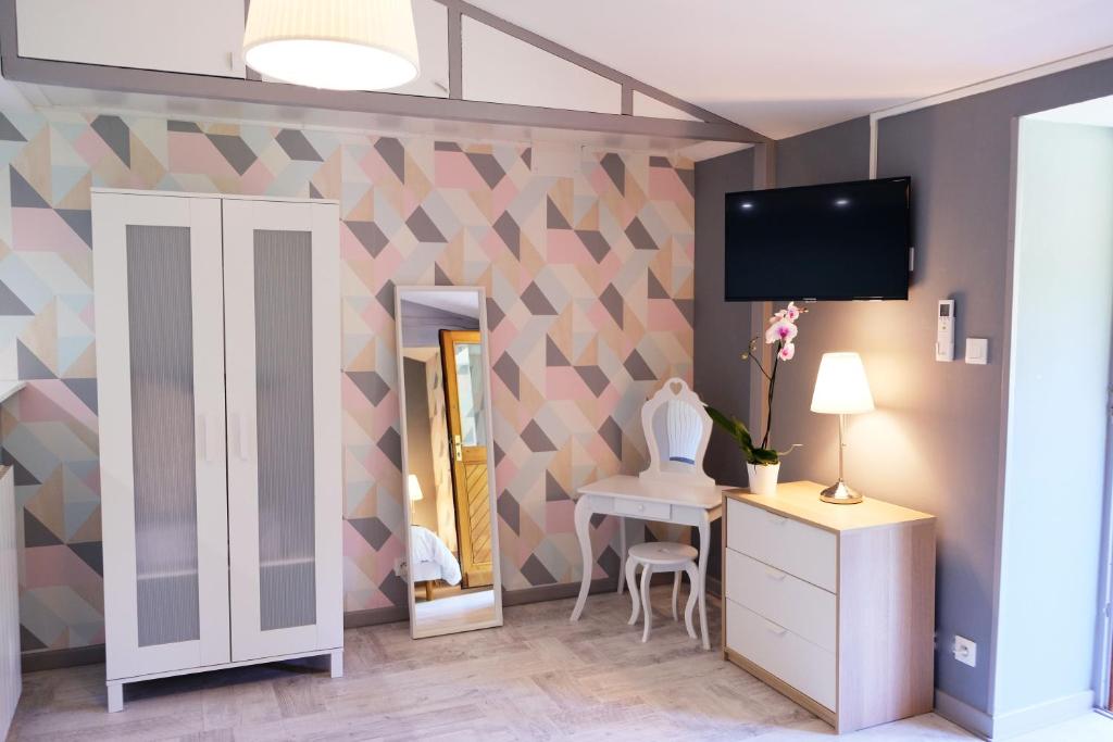 TV a/nebo společenská místnost v ubytování Hôtel Au Coq Dort Spa