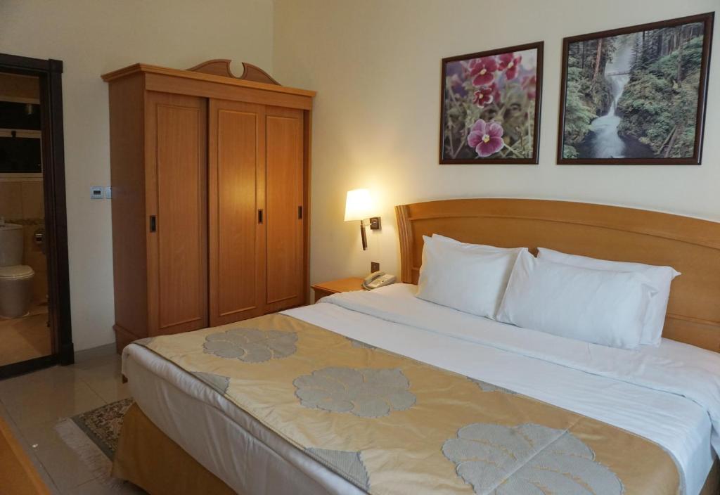 Postel nebo postele na pokoji v ubytování Golden Tulip Sharjah