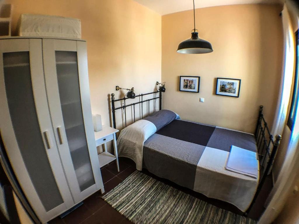 ein kleines Schlafzimmer mit einem Bett und einem Tisch in der Unterkunft Filia Studio in Mochlos