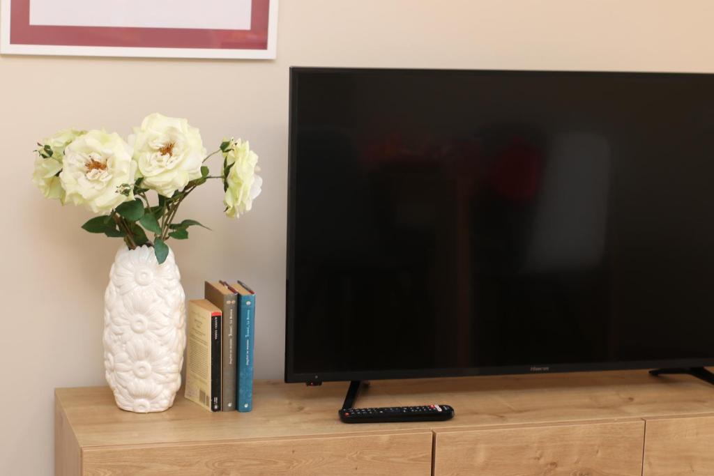 TV a/nebo společenská místnost v ubytování Archanda, apartamento en 1ª línea de playa