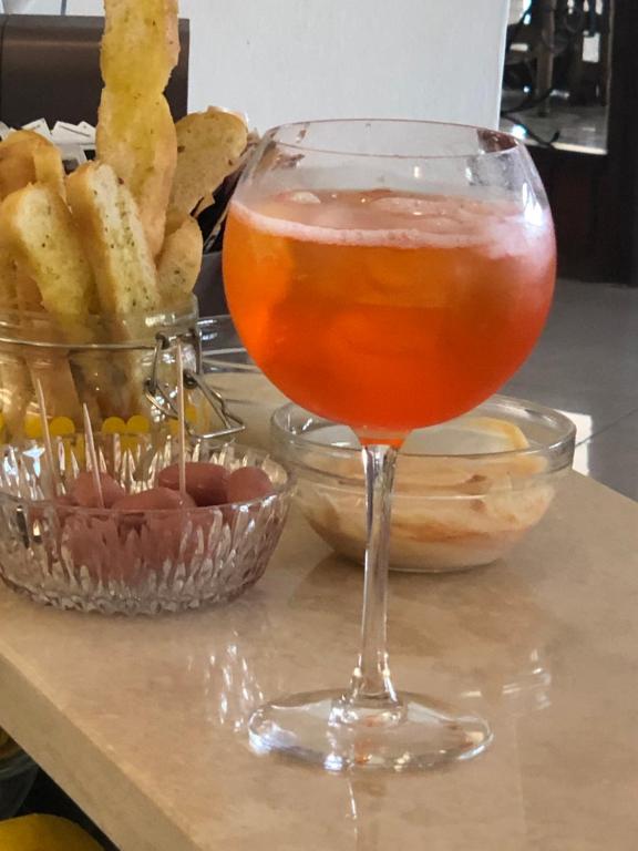 a drink in a glass next to a bowl of french fries at Hotel Acquamarina in Portoferraio