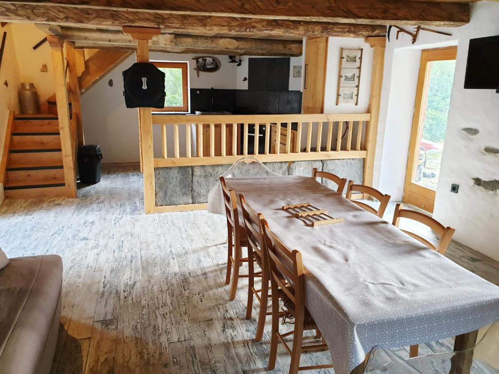 - une cuisine et une salle à manger avec une table et des chaises dans l'établissement BERGERIE GRANGE DES 3 CIRQUES TROUMOUSE GAVARNIE ESTAUBE 4 personnes, à Gavarnie