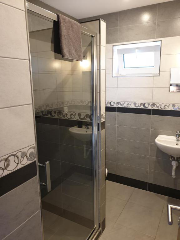 捷克克鲁姆洛夫Apartments Horní Brána的带淋浴和水槽的浴室