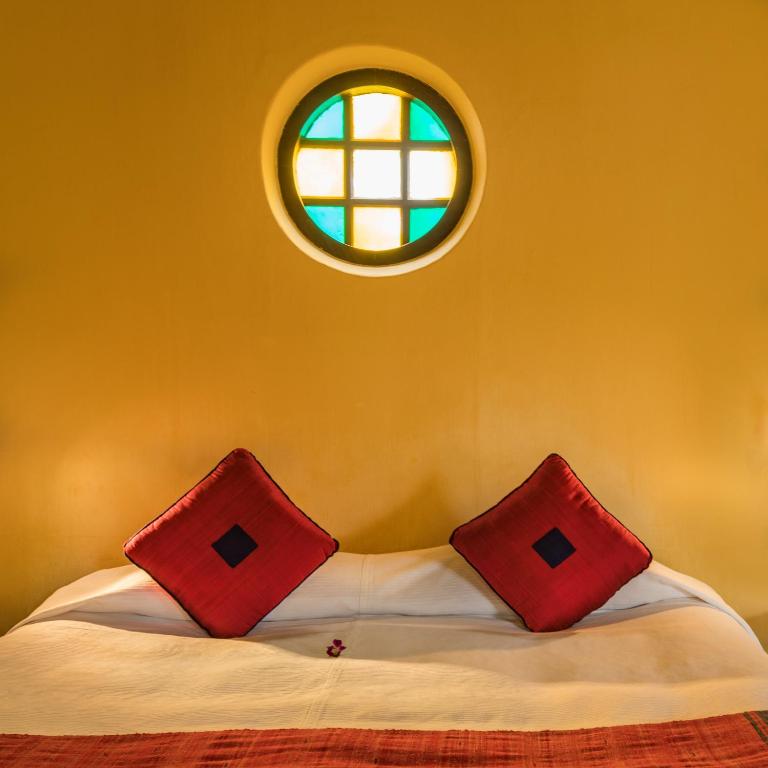 Postel nebo postele na pokoji v ubytování Old Harbour Hotel