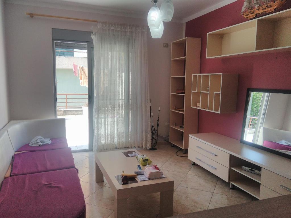 uma sala de estar com um sofá e uma secretária em Queen Hostel em Durrës