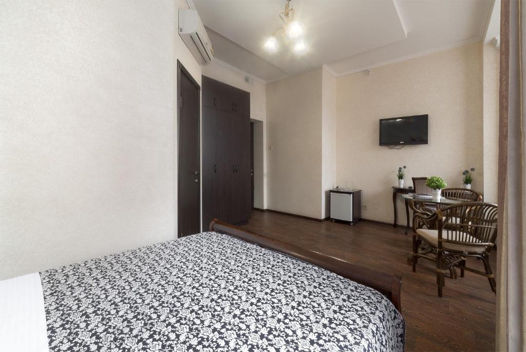 TV a/nebo společenská místnost v ubytování Zenith Hotel
