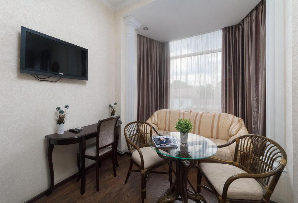 TV a/nebo společenská místnost v ubytování Zenith Hotel