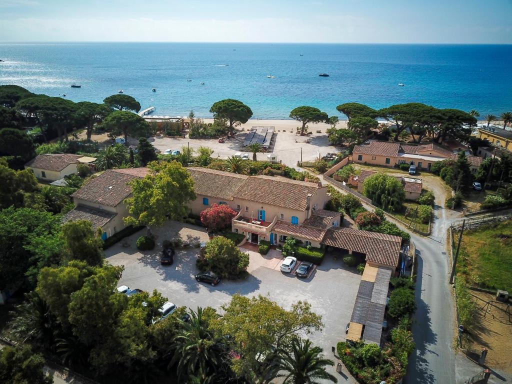 eine Luftansicht eines Hauses neben dem Meer in der Unterkunft Hôtel Saint Andre in Saint-Tropez