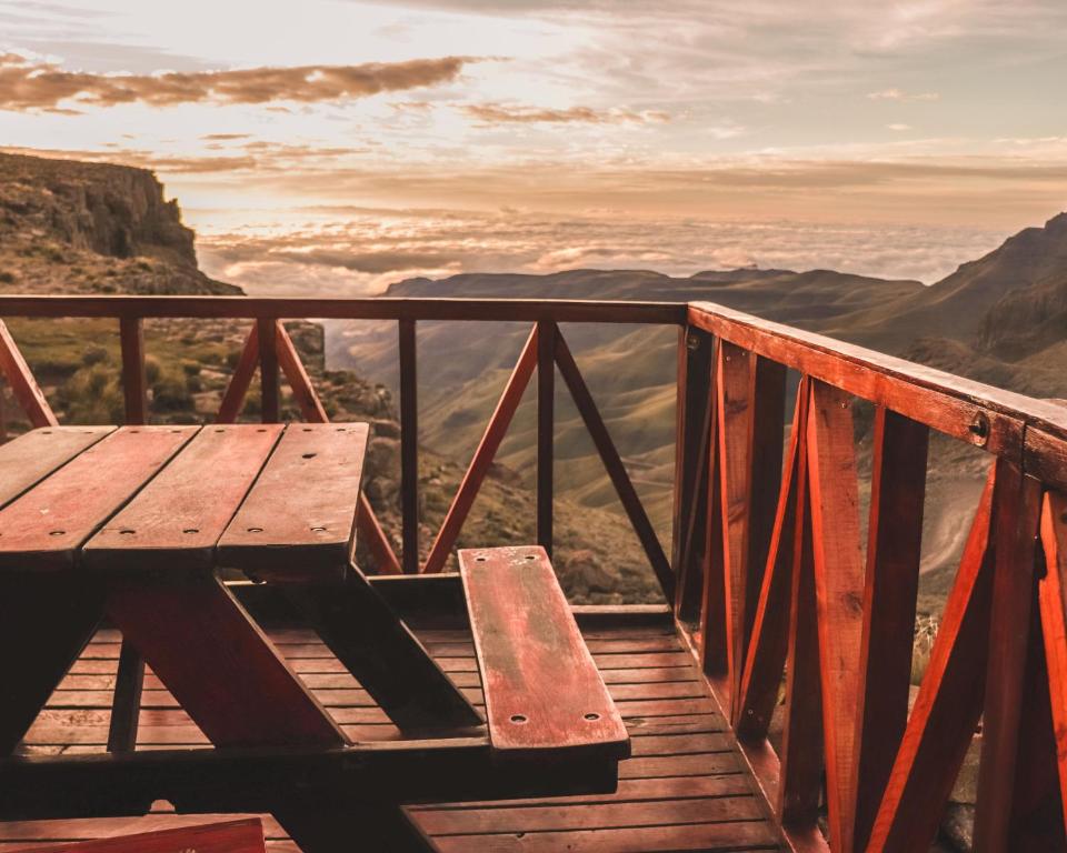 Un banco de madera situado encima de una plataforma de madera. en Sani Mountain Escape, en Mokhotlong
