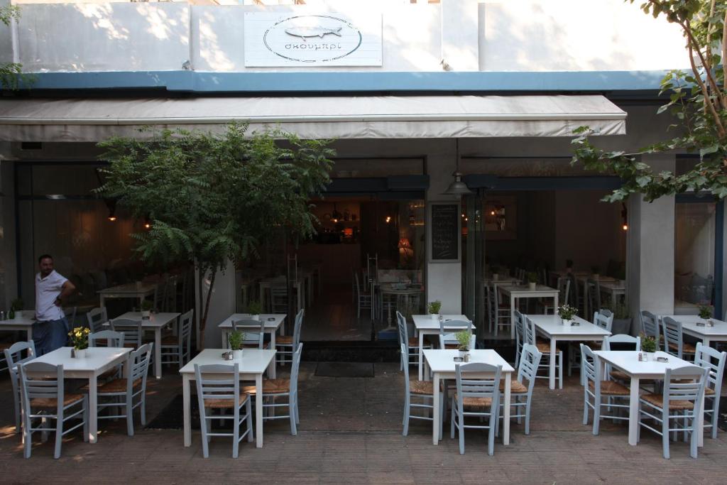 Reštaurácia alebo iné gastronomické zariadenie v ubytovaní Your address in Koukaki by Athenian Homes