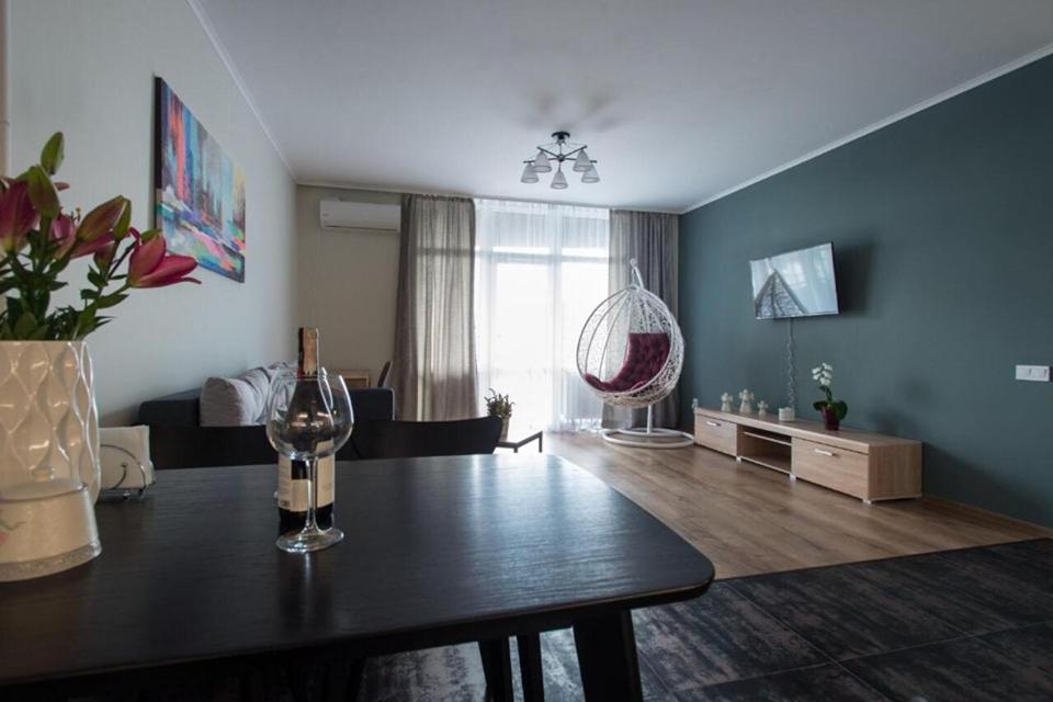 ein Wohnzimmer mit einem Esstisch und einem Wohnzimmer in der Unterkunft VIP Apartment AVALON in Lwiw