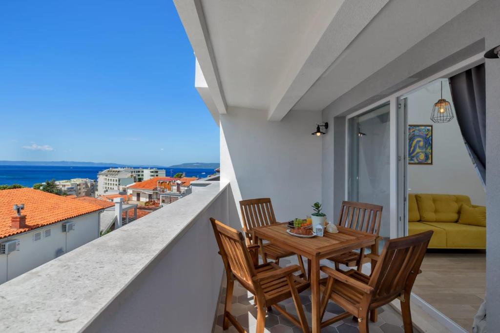 a balcony with a table and chairs and a view at Apartment Teraca in Makarska