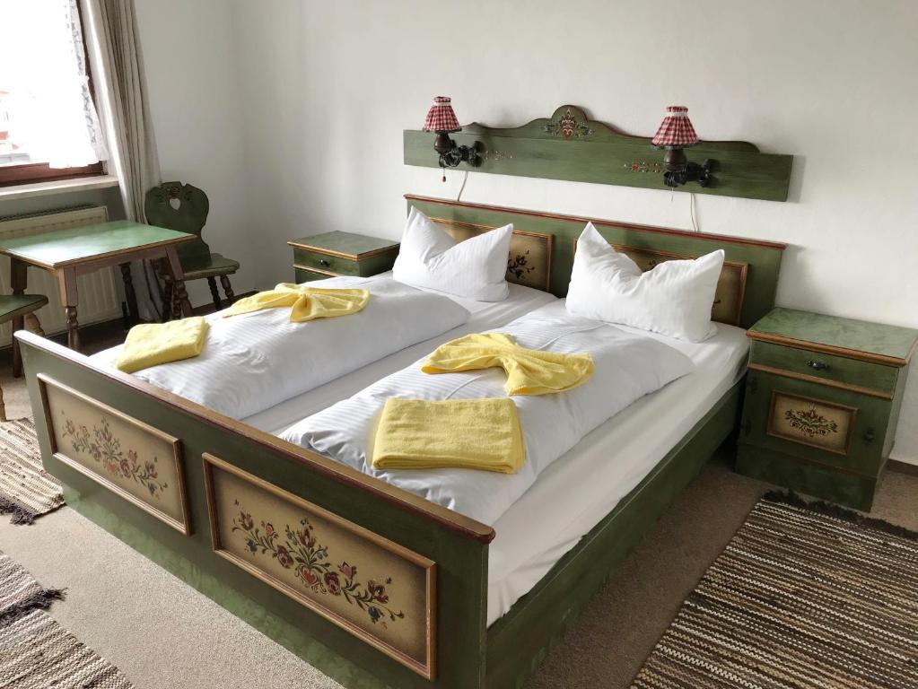 Postel nebo postele na pokoji v ubytování Ferien vom Ich, Bayerischer Wald, Hotel & Restaurant