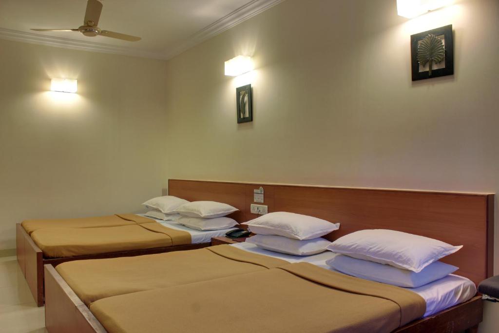 Postel nebo postele na pokoji v ubytování Regenta Inn Palacio De Goa, Panjim