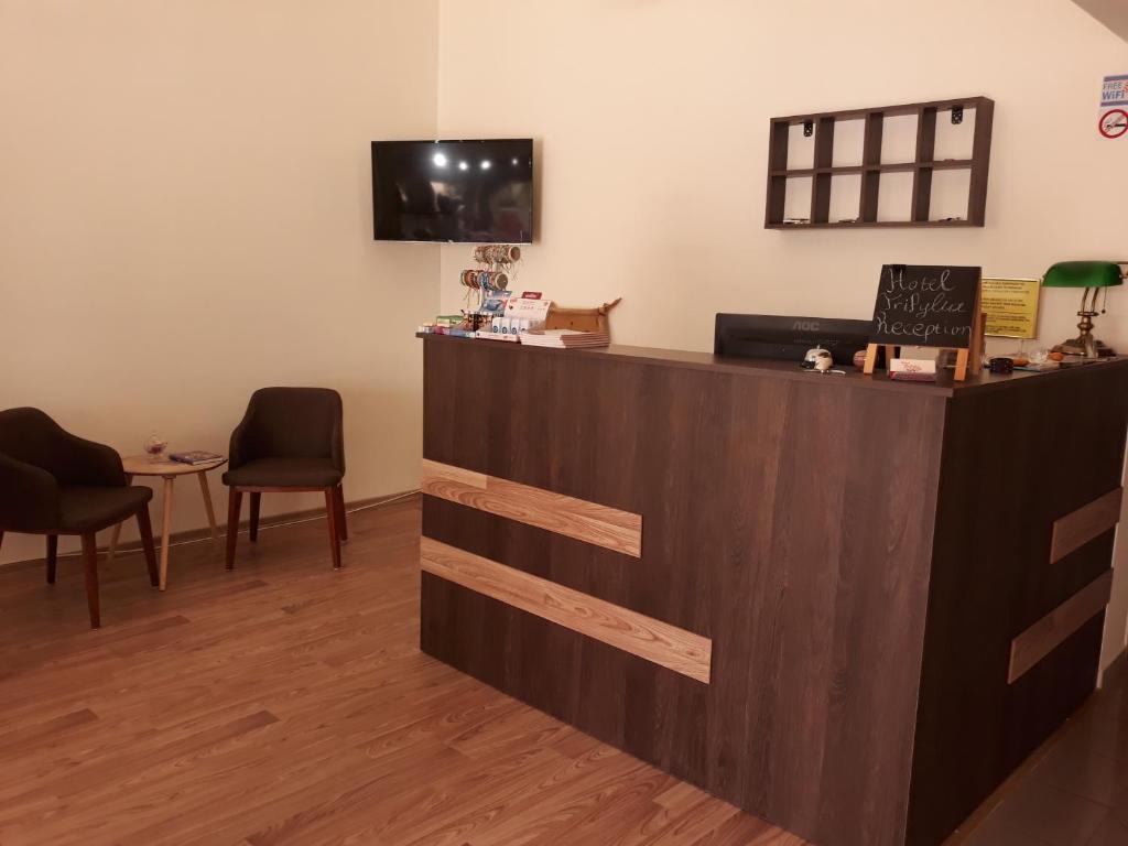 Televízia a/alebo spoločenská miestnosť v ubytovaní Hotel Trifylia