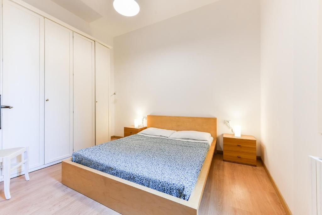 een witte slaapkamer met een bed en een tafel bij La Bauta in Venetië