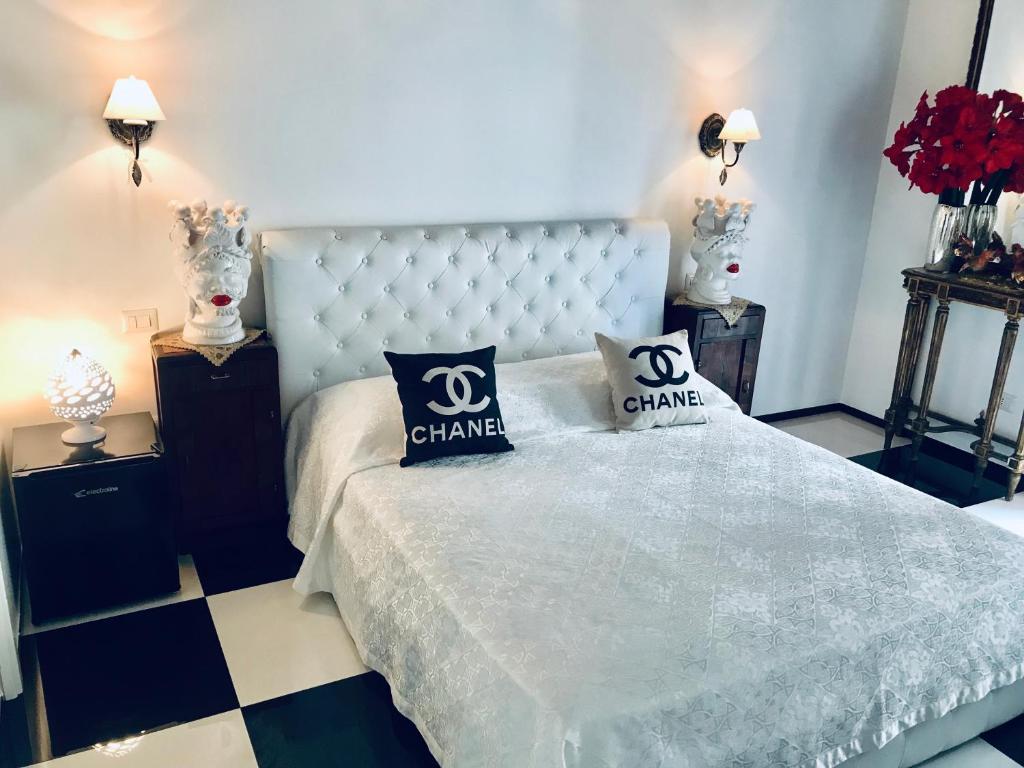 a bedroom with a bed with two pillows on it at B&B dell'orologio in Acquaviva delle Fonti