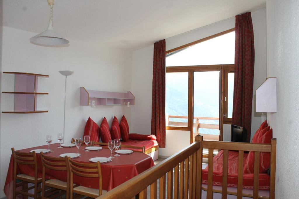 d'un balcon et d'une salle à manger avec une table et des chaises. dans l'établissement Résidence Grand Bois A1118 Clés Blanches, à La Tania