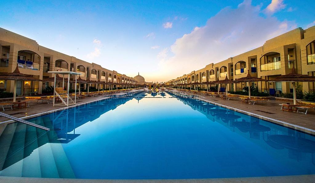 Bazén v ubytování Pickalbatros Aqua Park Sharm El Sheikh nebo v jeho okolí