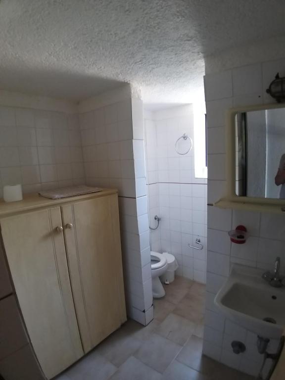 Koupelna v ubytování Stoupa Properties Rooms