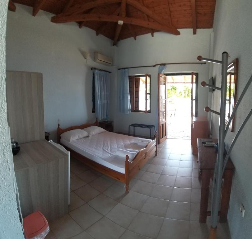Postel nebo postele na pokoji v ubytování Stoupa Properties Rooms